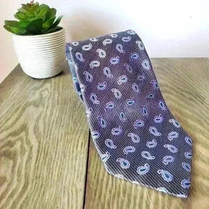 ERMENEGILDO ZEGNA 100%  silk paisley tie. Made in Italy